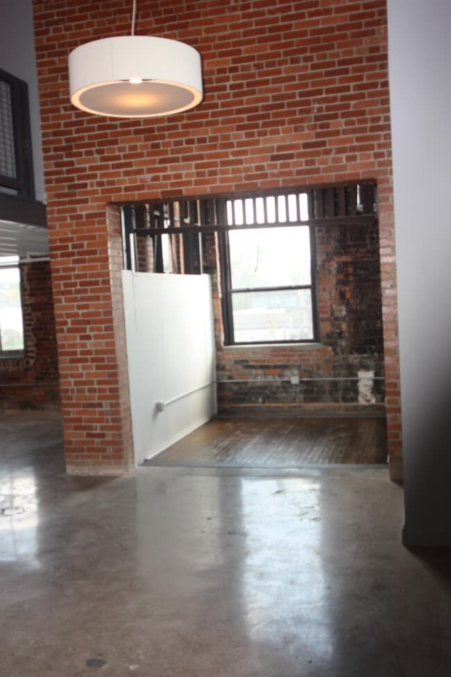Building Photo - 21 E 5th Ave
