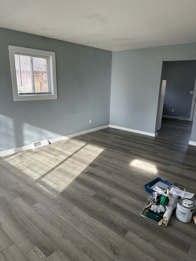 Building Photo - Available Now!  Renovated Southside 2BR/1BA duplex