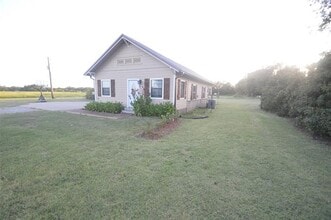 Building Photo - 261 Red Rd