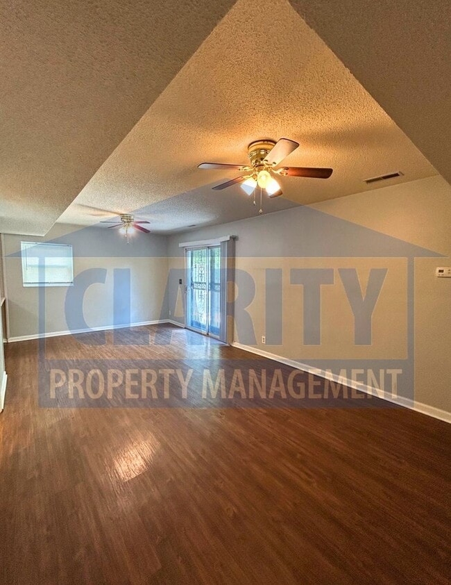 Building Photo - Spacious 3-Bed, 1.5-Bath Duplex with Priva...
