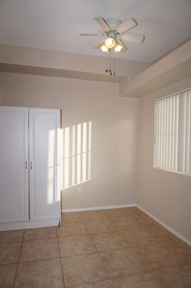 Building Photo - Amazing 2 BD 2 BA Condo in a Gated Community