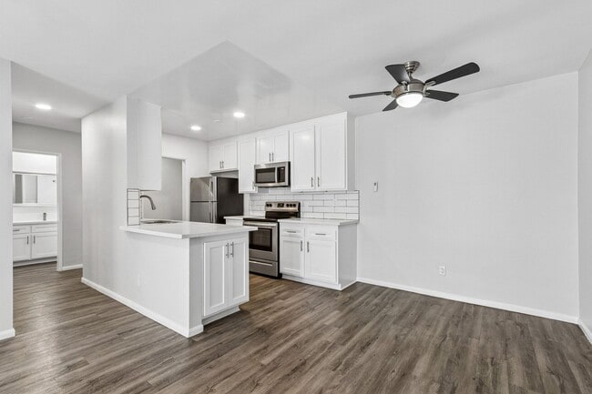 Interior Photo - 1635 North Martel Avenue