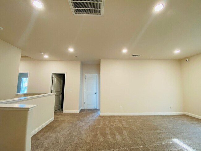 Foto del edificio - $3,250 Spacious 5 Bedroom/ 4 Bathroom Home...