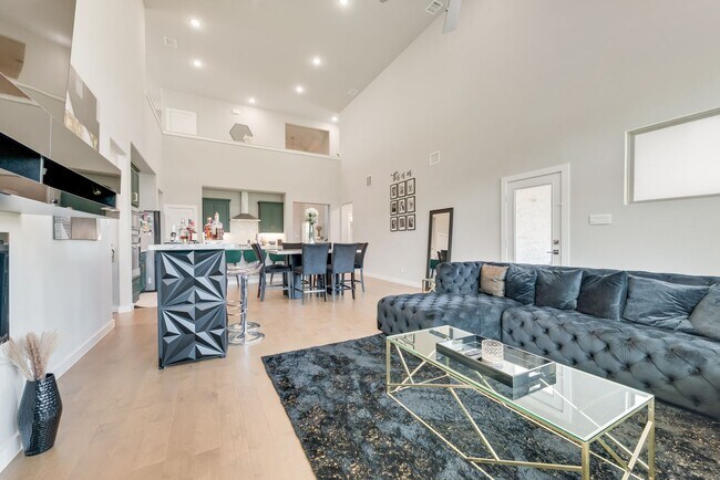 Foto del edificio - Stunning 5-Bedroom Home with Modern Featur...