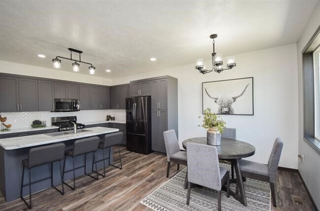 Foto del edificio - Spacious 4-Bedroom Ranch Home with Finished Basement & Oversized Garage!