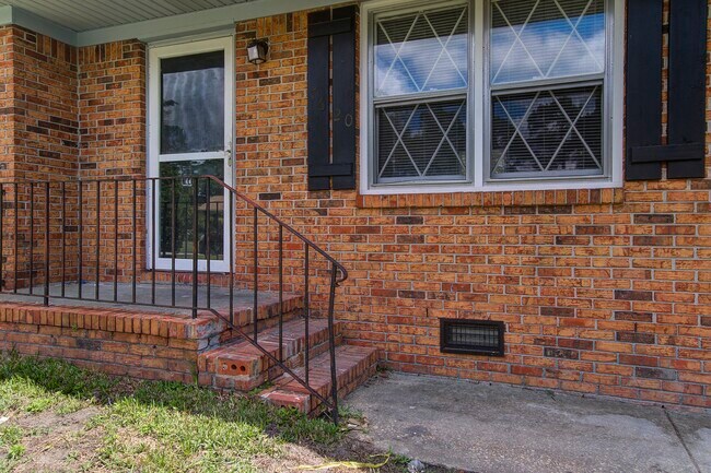 Building Photo - 7620 Hillview Ln