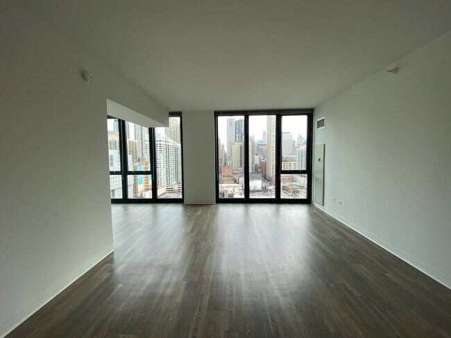 Ventanas de piso a techo - 702 N Wells St