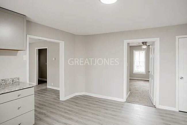 Building Photo - 525 W Buena Vista Ave