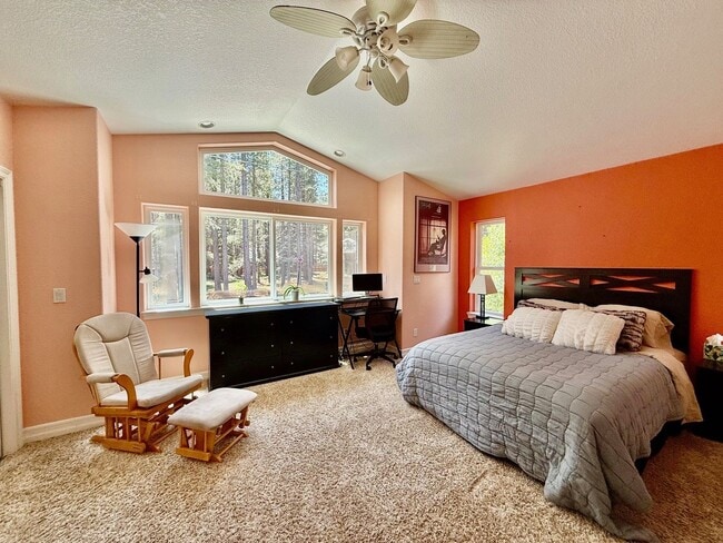 Building Photo - Furnished home in a quiet neighborhood