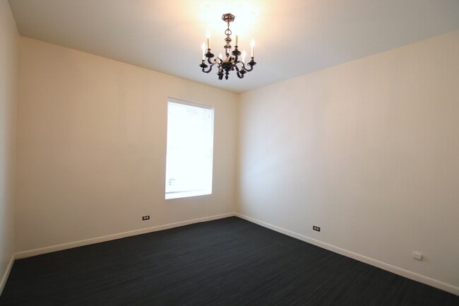 Foto del edificio - 921 W Wilson Ave