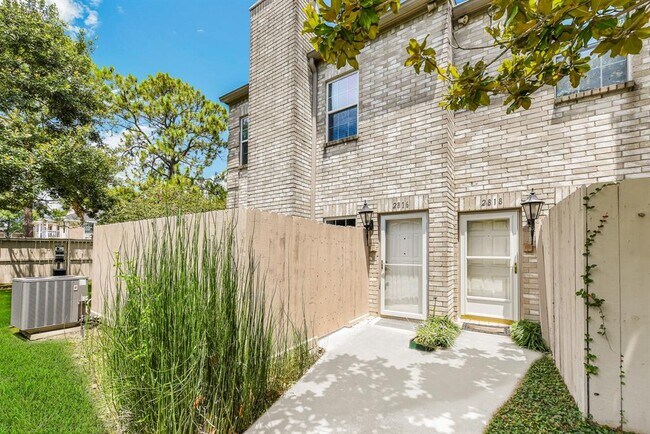 Building Photo - 2818 Holly Hall St