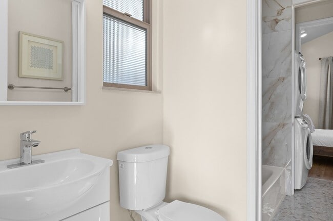 Building Photo - New 1 Bed / 1 Bath Detached Guest House on...
