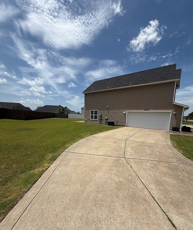 Foto del edificio - 5819 Cornfield Ave