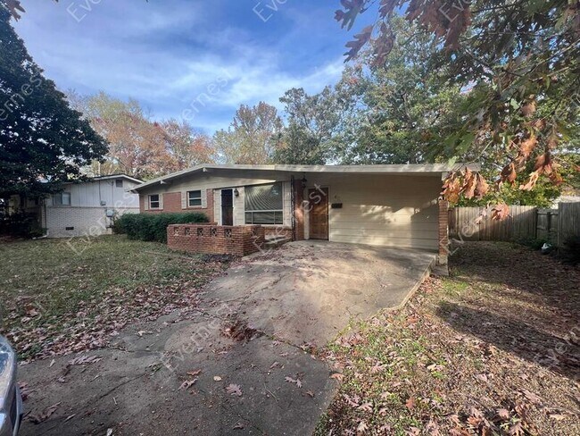 Building Photo - 401 Oak Ln