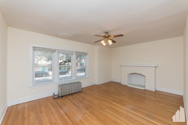 Building Photo - 1825 W Foster Ave