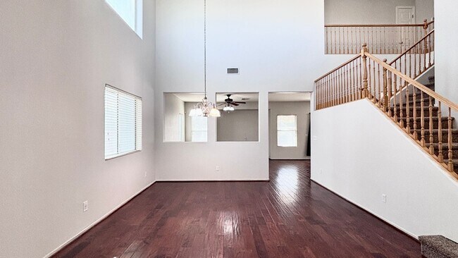 Foto del edificio - 2-story home with a Beautiful Sparkling Pool! Great floor plan!