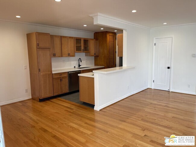 Building Photo - 1104 Masselin Ave
