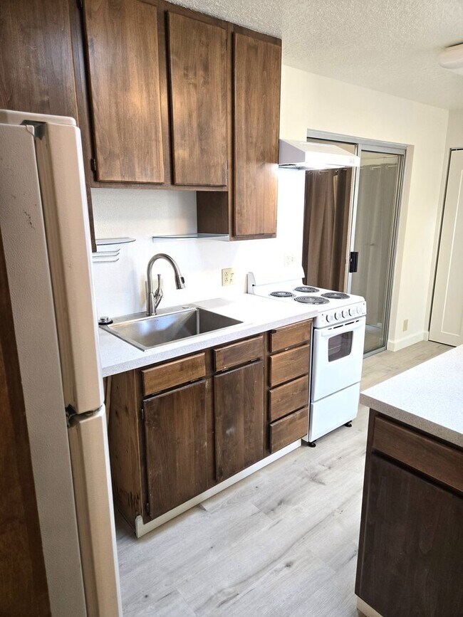 Building Photo - Large One Bedroom with oversized Garage on...