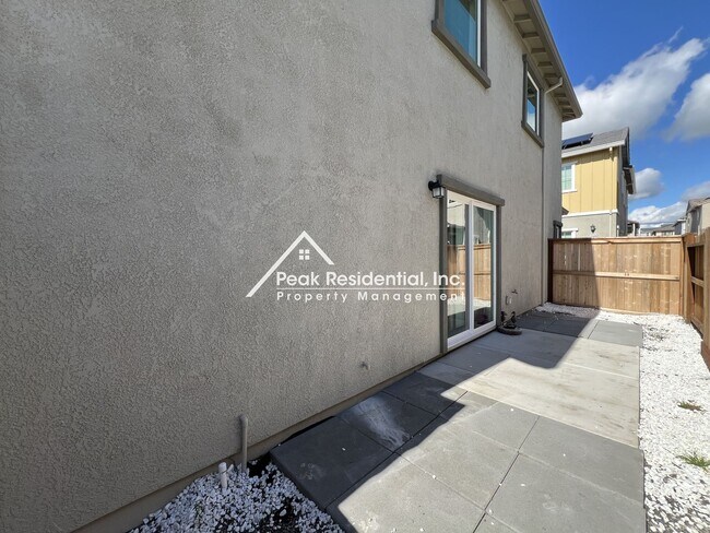 Building Photo - 3bd/2ba Roseville Home with 2 Car Garage
