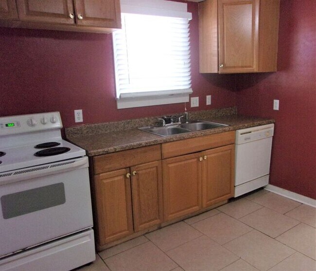 Building Photo - 2 BED 1 BATH HOME WESTLAWN PARK ADDITION O...