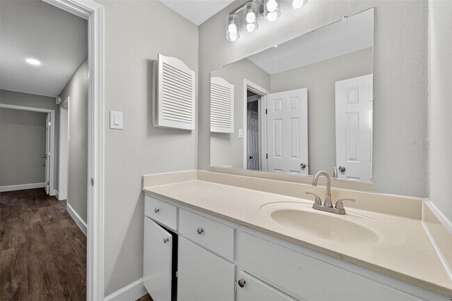 Foto del edificio - 9707 Richmond Ave