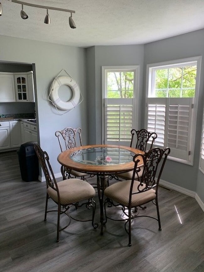 Building Photo - 4 Oak Shadow Dr