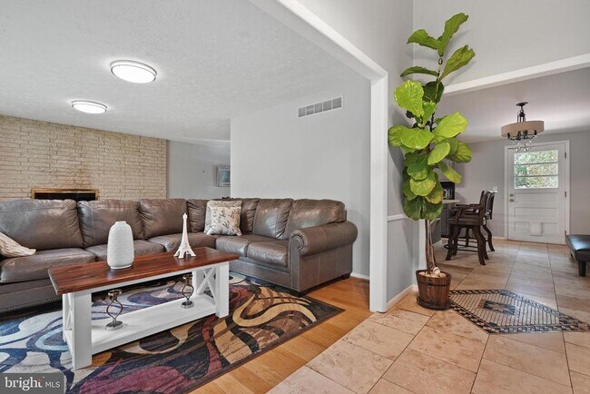 Foto del edificio - 5400 Woodlyn Ct