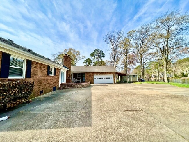 Building Photo - READY 05-07-24!! Simply Stunning Waterfron...
