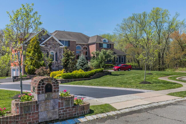 Building Photo - 111 Hidden Pond Ct