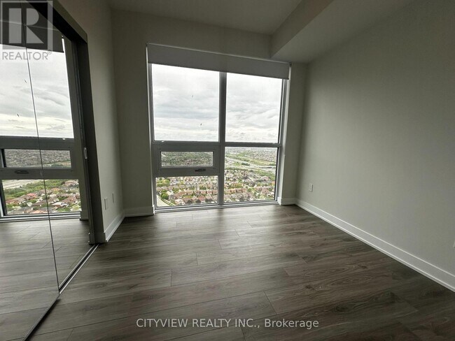 Photo du bâtiment - 430-3430 Square One Dr
