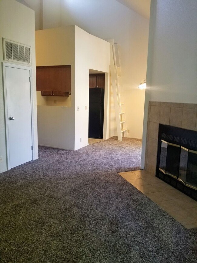 Foto del edificio - Two Bedroom Condo w/Loft  Sinsheimer Neigh...