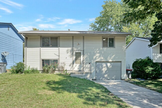 Building Photo - 2130 Essex Rd