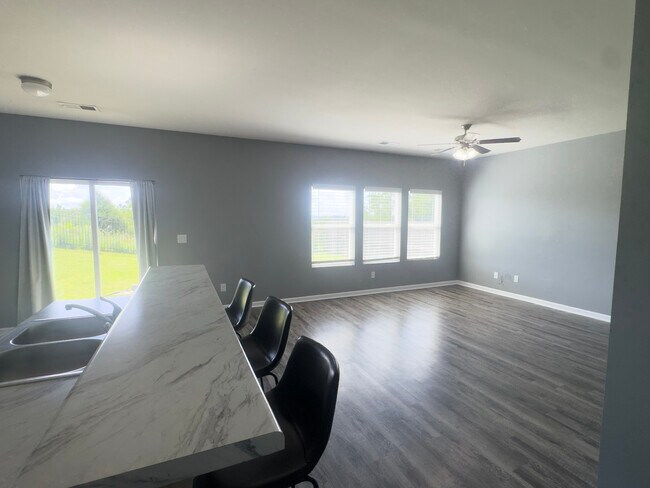 Foto del edificio - 234 Highland View Dr