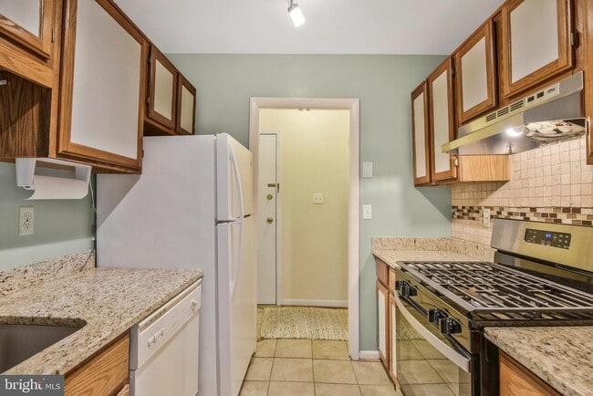 Building Photo - 3846 Lyndhurst Dr