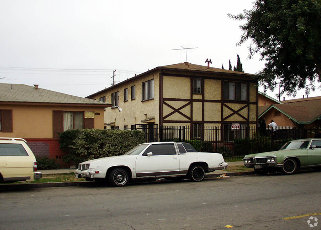 Building Photo - 1880 Pine Ave