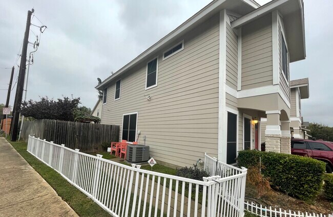 Building Photo - 6002 E Jolie Ct