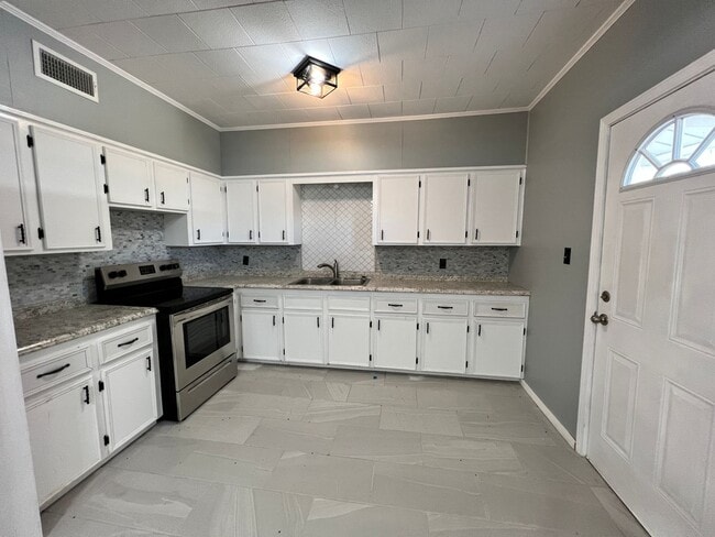 Building Photo - Gorgeous home for rent! ALL BILLS INCLUDED!!!