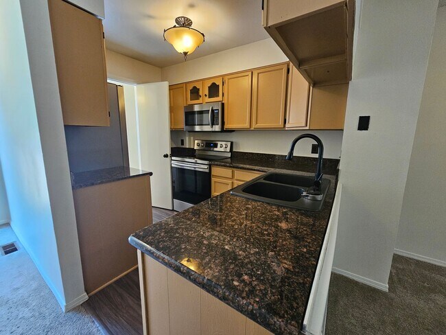 Building Photo - Quite 2 bed 3 bath home in 80916!!!