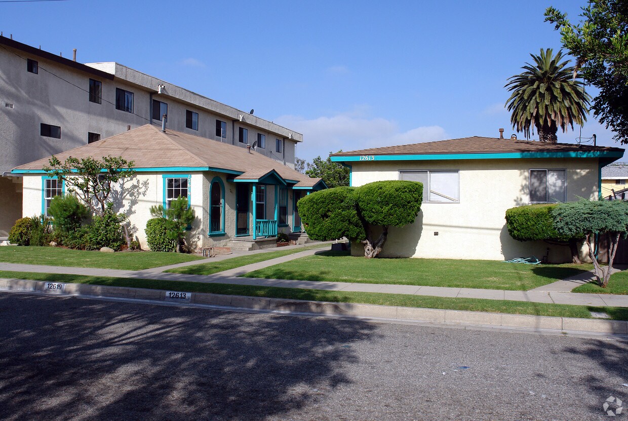 Primary Photo - 12613-12619 Menlo Ave