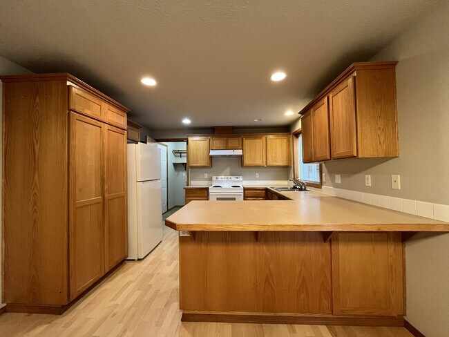 Foto del edificio - Spacious Home with 4 Bedrooms, Fireplace & Attached Garage