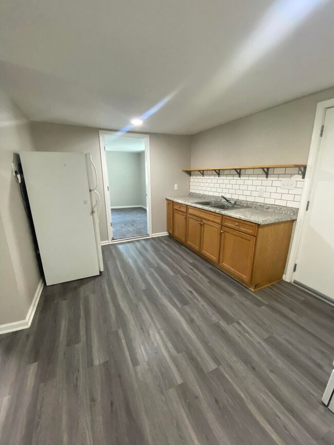 Building Photo - 2 bedroom, 1 bath House in the South End o...