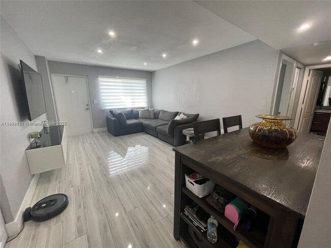 Foto del edificio - 10285 NW 80th Ct