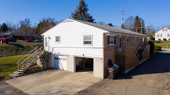 Building Photo - HALF DUPLEX W/ GARAGE MADISON SCHOOLS!