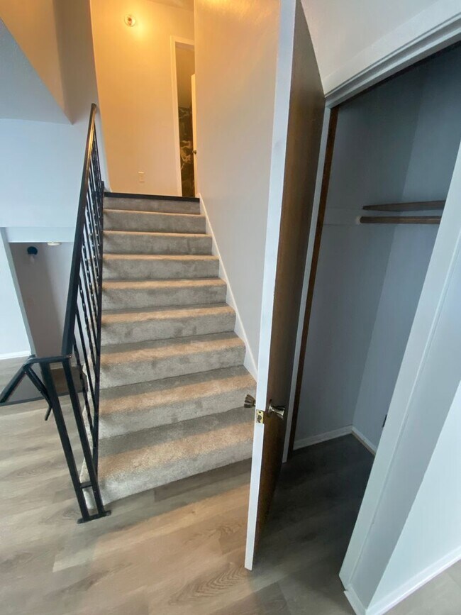 Building Photo - New Renovated 2br/1ba Townhome in Apple Va...