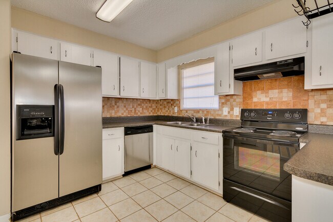 Building Photo - Charming 3 Bedroom, Available Now