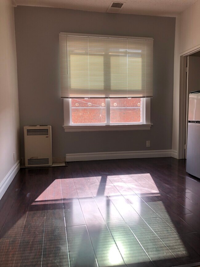 Foto del edificio - 704 Hartford Ave