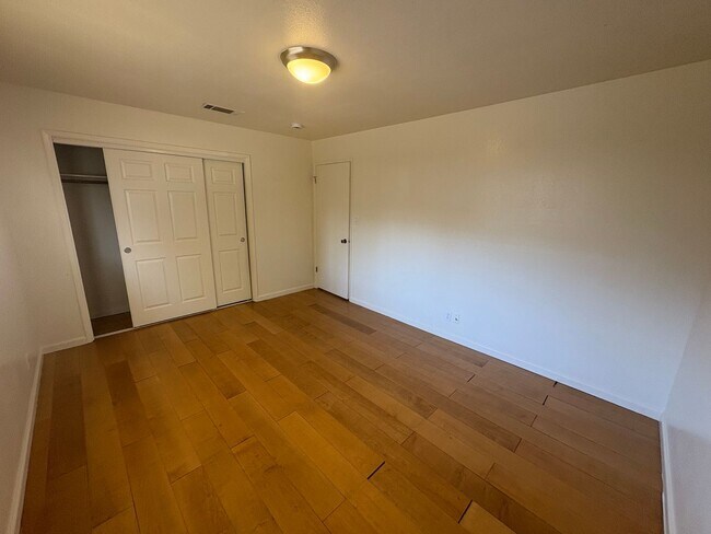 Foto del edificio - NW Reedley Home Near Shopping Center Rent ...