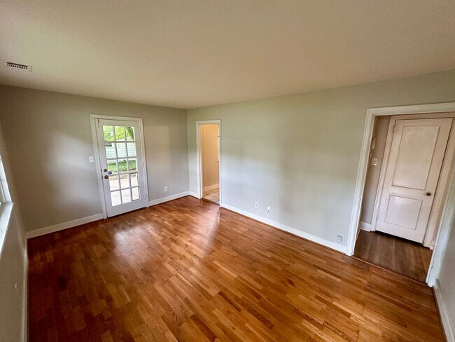 Foto del edificio - Charming Cottage situated on a nice lot in...