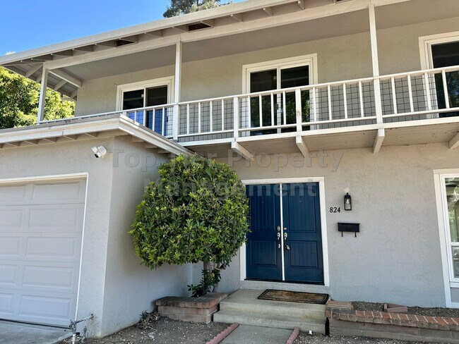 Building Photo - Beautiful and spacious 4 Bed/ 2.5 Bath/ 2,...