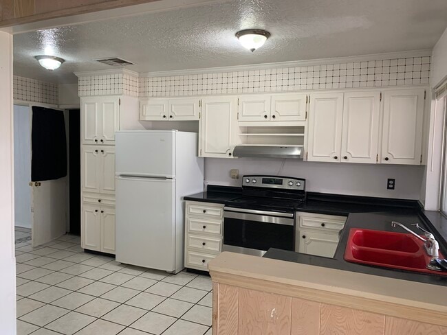 Foto del edificio - 10609 Lakewood Ave